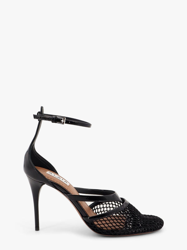 Thong sandals in fishnet and patent leather