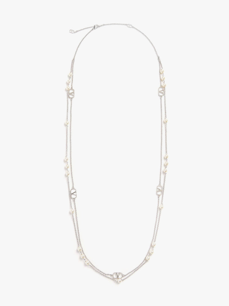Valentino Garavani Collar Valentino Garavani Vlogo Signature de Metal y Perlas Plateado - World Class Fashion