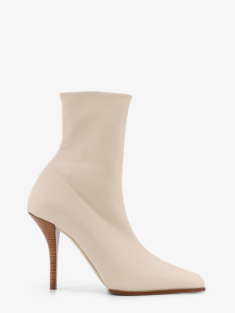 Alaia Botas Alaia de tacón de aguja de cuero beige para mujer - World Class Fashion