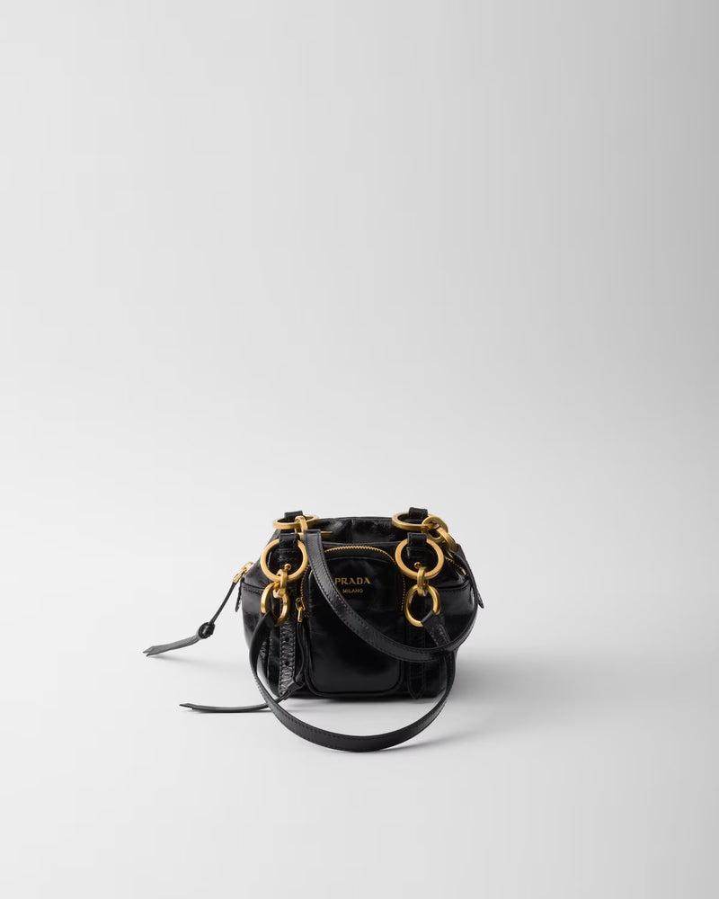 Prada Bolso de hombro Prada de piel de becerro negra con colgante - World Class Fashion