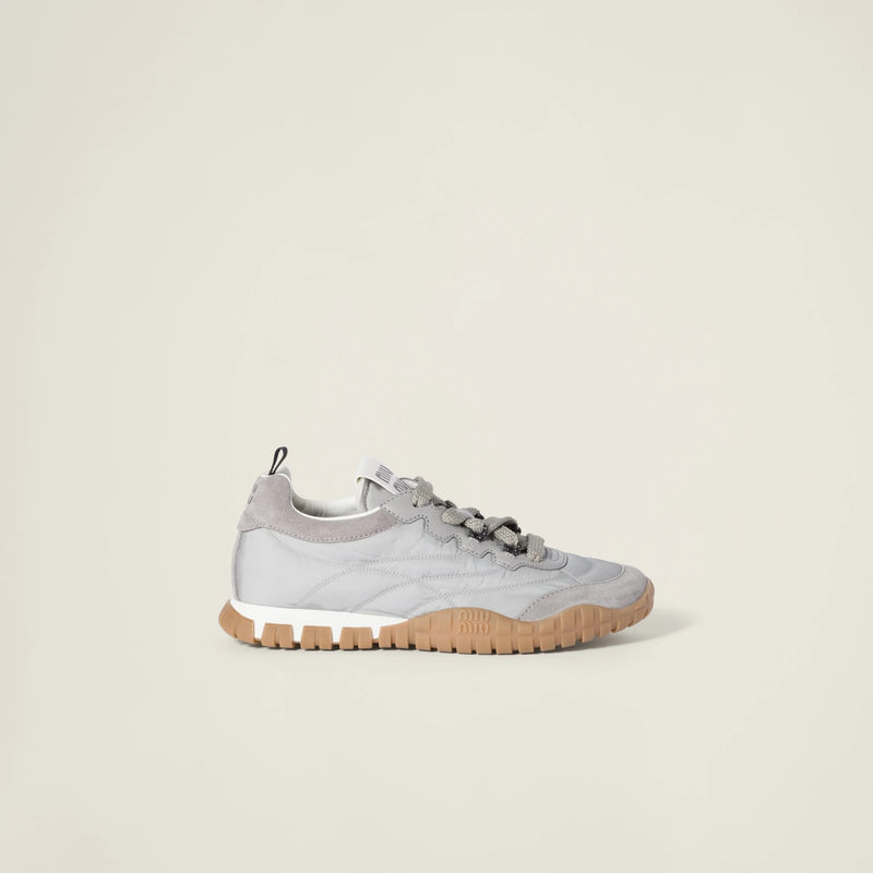 Miu Miu Zapatillas Miu Miu Tyre de ante grises para mujer - World Class Fashion