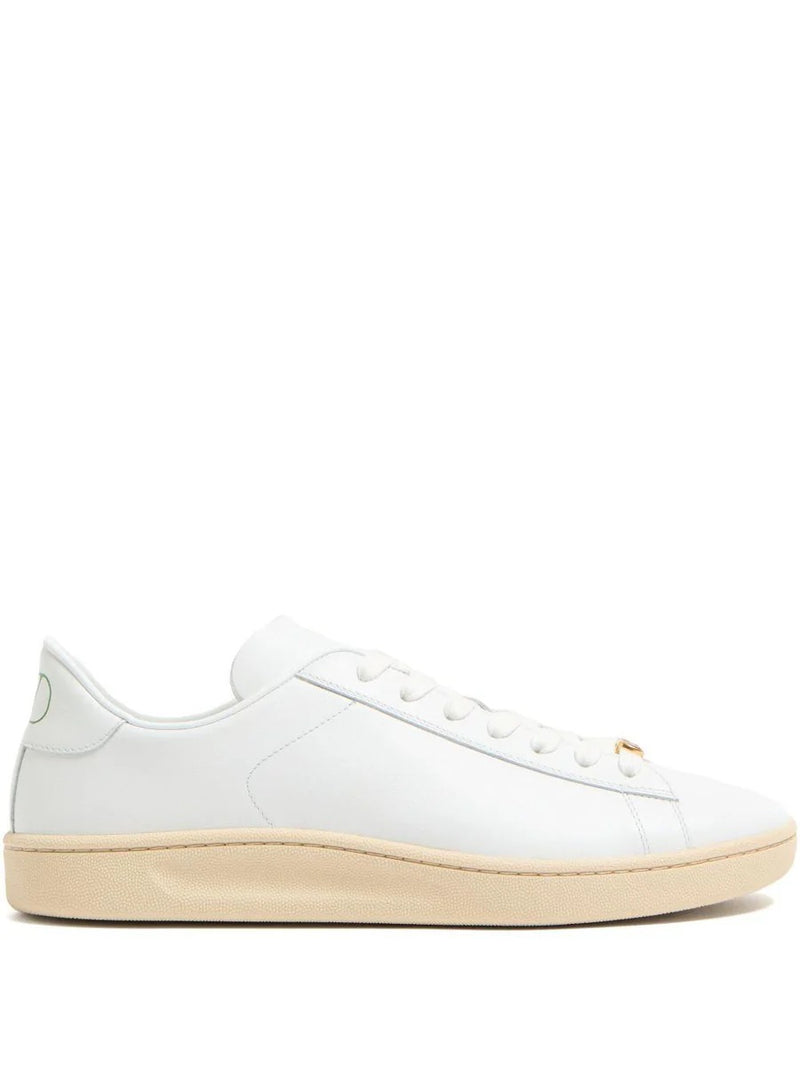Valentino Garavani Zapatillas Valentino Garavani Royco de piel blancas - World Class Fashion