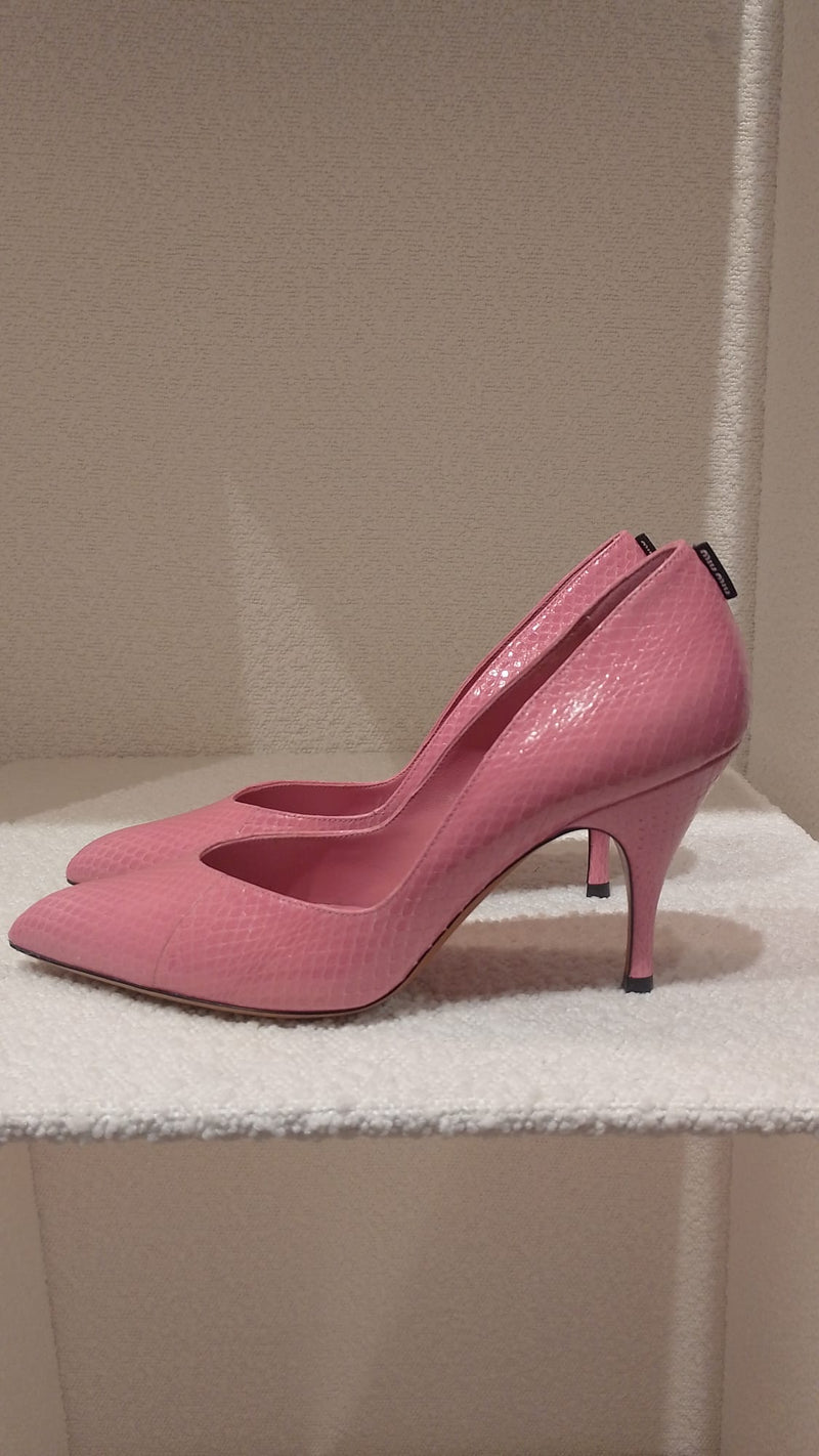 Miu Miu Zapatos de tacón Miu Miu de piel de serpiente rosa para mujer - World Class Fashion